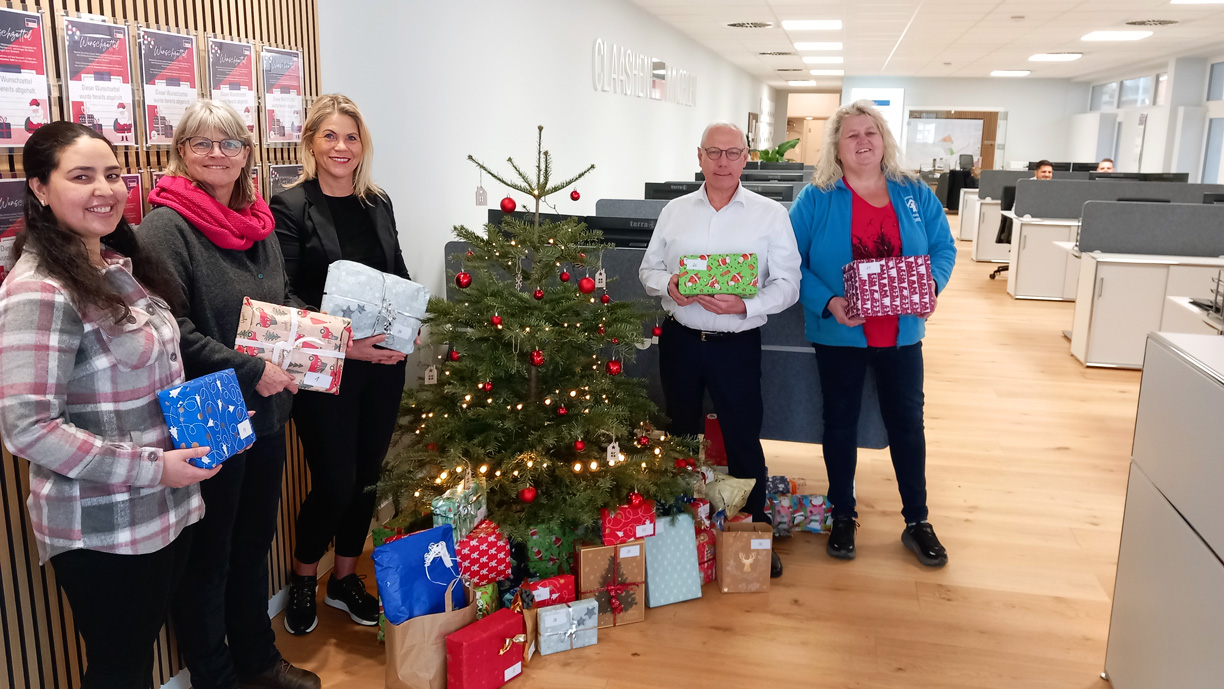 Die Geschäftsführung von Claashen Immobilien übergibt Weihnachtsgeschenke für das regionale Wunschzettel Projekt