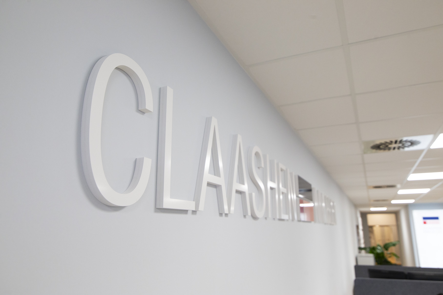Das Logo von Claashen immobilien an der Wand des Büros