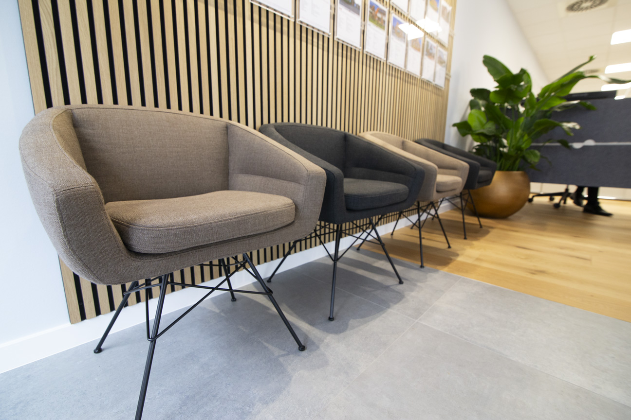 Vier Sessel im Wartebereich von Claashen Immobilien