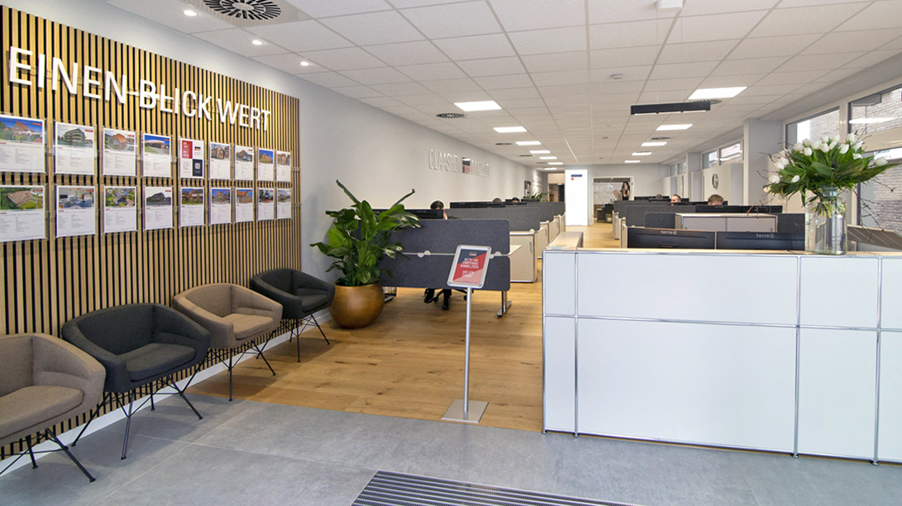 Der Eingangsbereich von Claashen Immobilien mit Blick in das Büro dahinter.