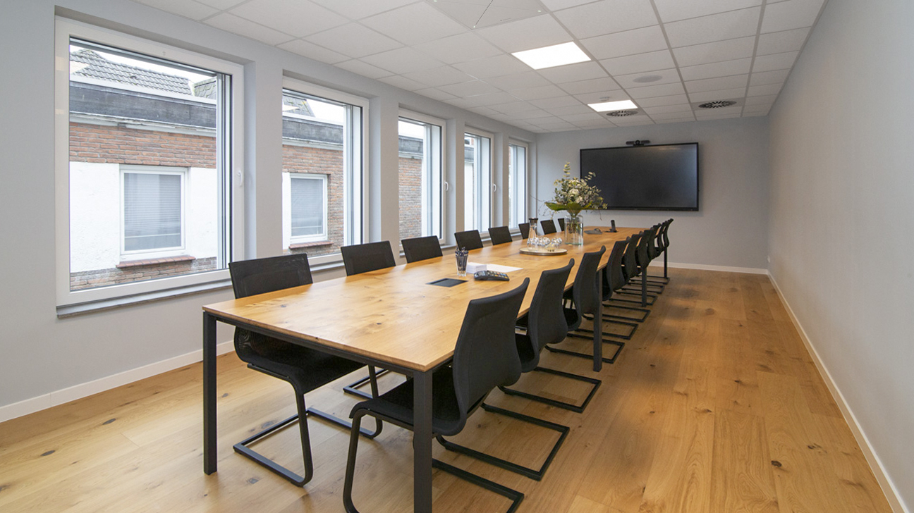 Der Konferenzraum von Claashen Immobilien für Hybride Versammlungen.