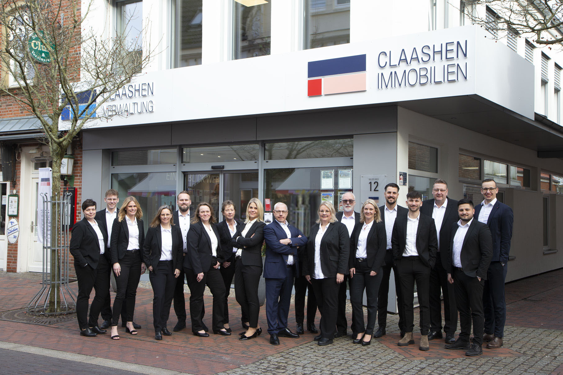 Das Team von Claashen Immobilien vor der Filiale in Norden