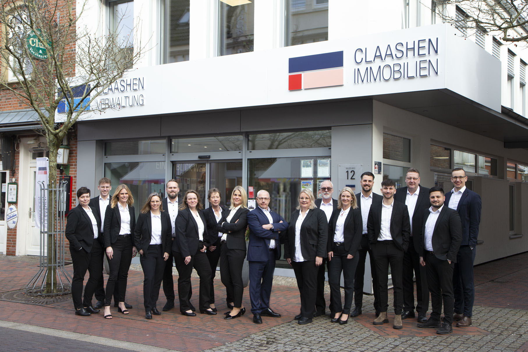 Das Team von Claashen Immobilien vor der Filiale in Norden